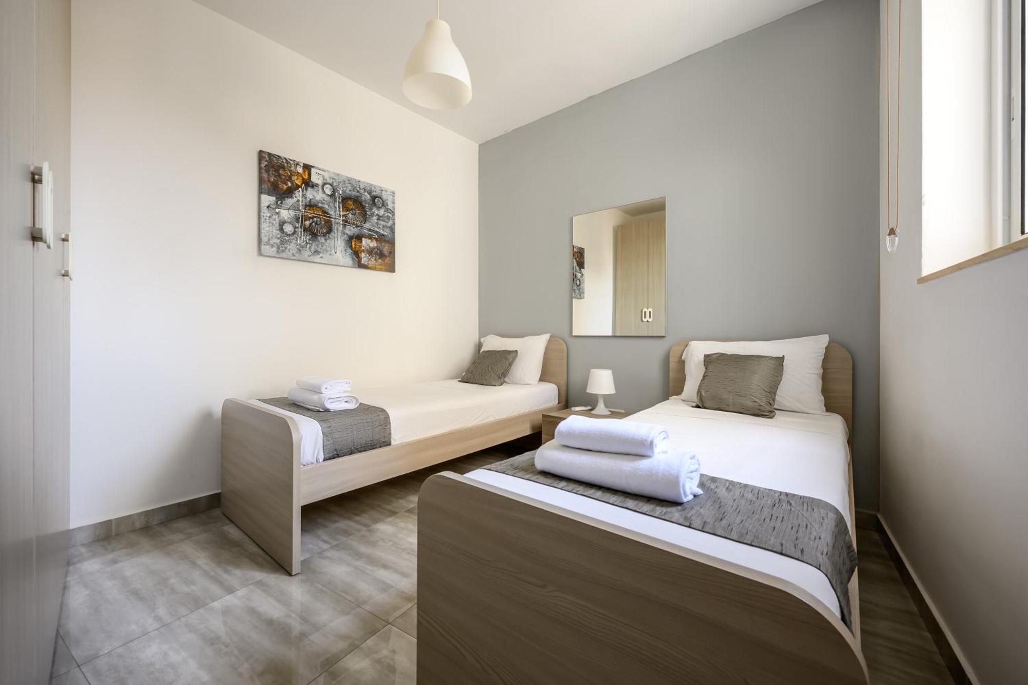 F11 Room 2, Private Room Two Single Beds Shared Bathroom In Shared Flat Msida Exterior foto